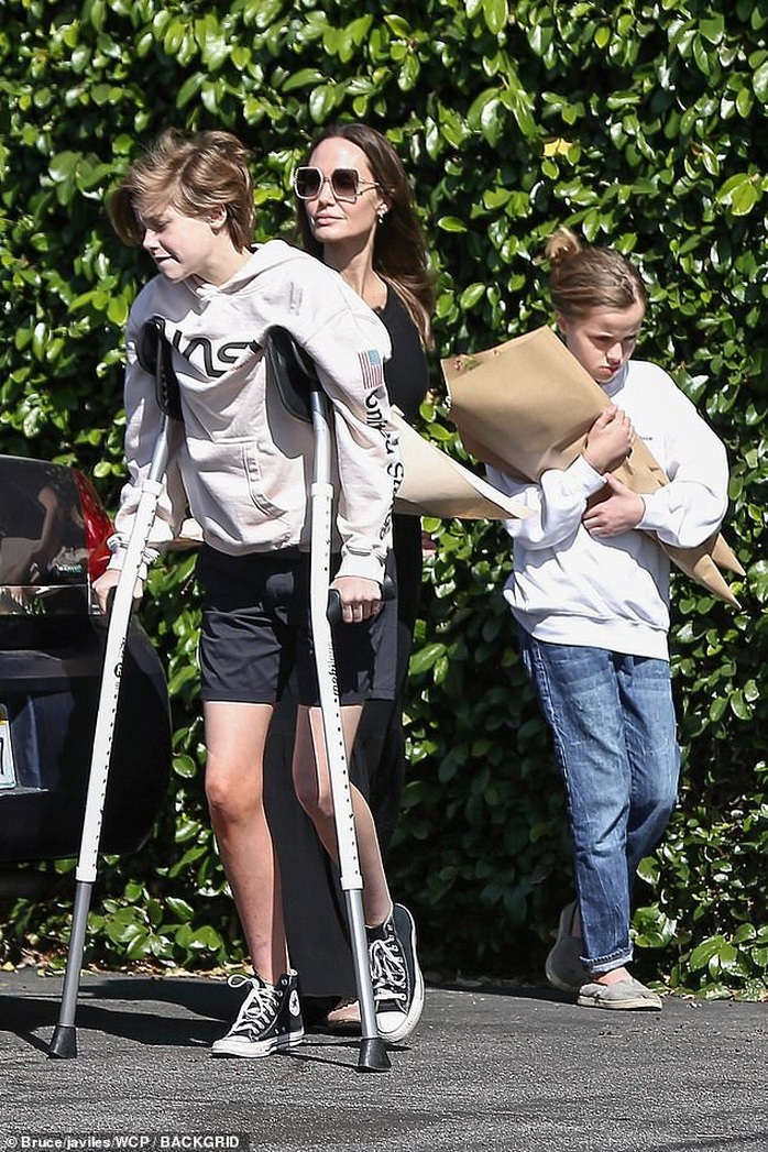 Hai cô con gái của Angelina Jolie phải phẫu thuật - Ảnh 2.