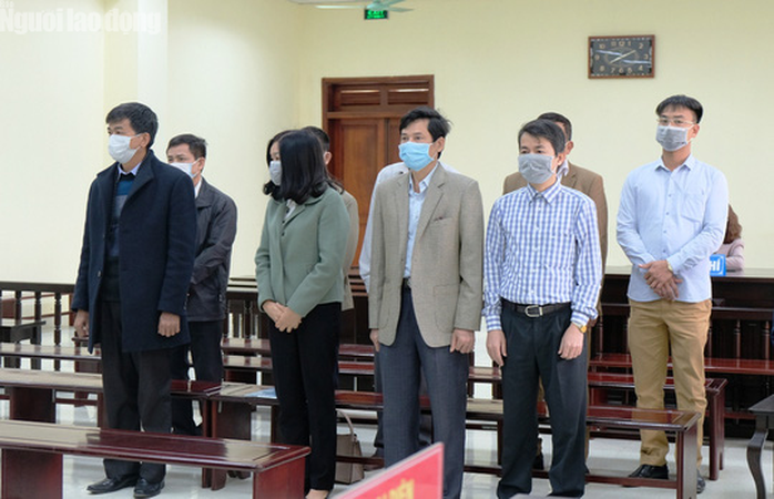 5 cựu cán bộ Thanh tra tỉnh Thanh Hóa đeo khẩu trang hầu tòa về tội Nhận hối lộ - Ảnh 1.