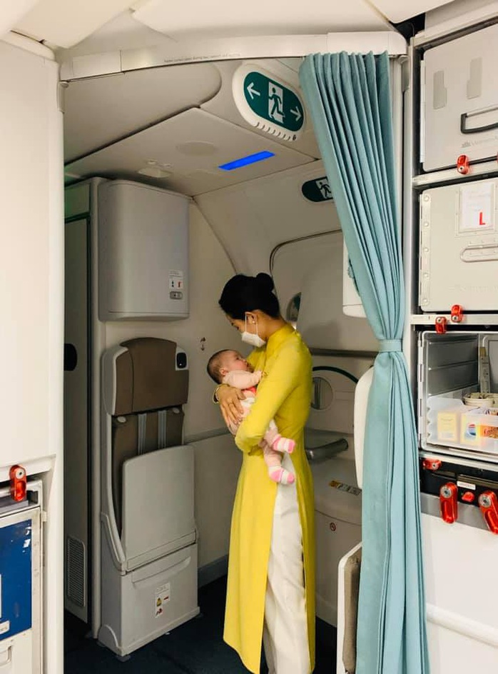 Nữ tiếp viên bế cháu bé 2 tháng tuổi trên máy bay từ Frankfurt về Hà Nội - Ảnh 2.