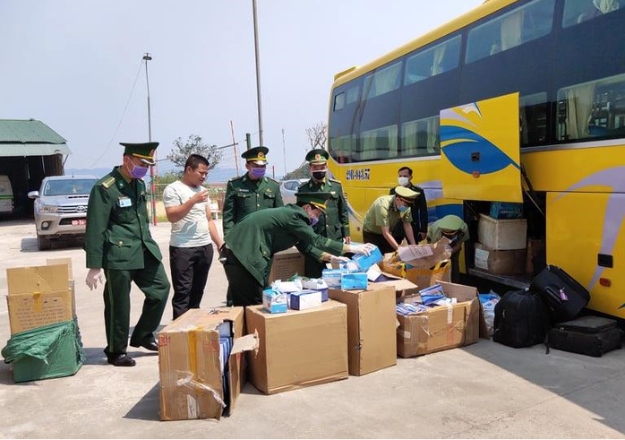 Xe khách vận chuyển gần 30.000 khẩu trang y tế, 98 bộ đồ bảo hộ y tế từ Việt Nam sang Lào - Ảnh 2.