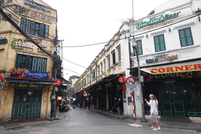 CLIP: Phố phường Hà Nội vắng người đến lạ lùng vì dịch Covid-19 - Ảnh 1.