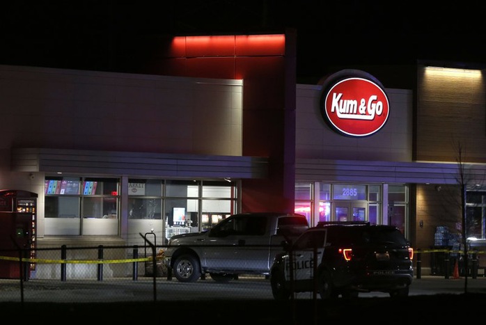 Xả súng tại cửa hàng tiện lợi, 5 người thiệt mạng - Ảnh 1.