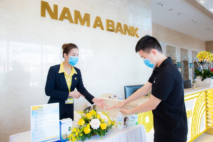 Nhân viên ngân hàng cover vũ điệu “Ghen cô Vy” kêu gọi phòng chống dịch Covid-19 - Ảnh 3. Nhân viên ngân hàng cover vũ điệu “Ghen cô Vy” kêu gọi phòng chống dịch Covid-19 - Ảnh 3.