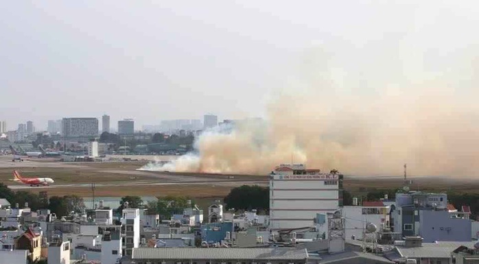 Máy bay nổ lốp ở Tân Sơn Nhất, cột khói bốc cao - Ảnh 1.