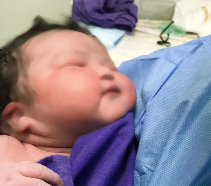 Bác sĩ bất ngờ đón bé sơ sinh nặng 6,1 kg chào đời - Ảnh 1.