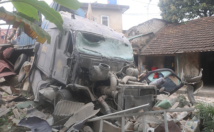 Xe container tông sập 3 nhà dân, nhiều người đang ngủ thoát chết trong gang tấc - Ảnh 2.