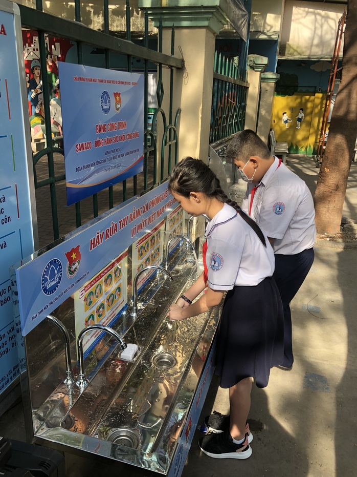 Sawaco thực hiện công trình bồn nước sạch rửa tay hưởng ứng tháng thanh niên 2020 - Ảnh 2. Sawaco thực hiện công trình bồn nước sạch rửa tay hưởng ứng tháng thanh niên 2020 - Ảnh 2.