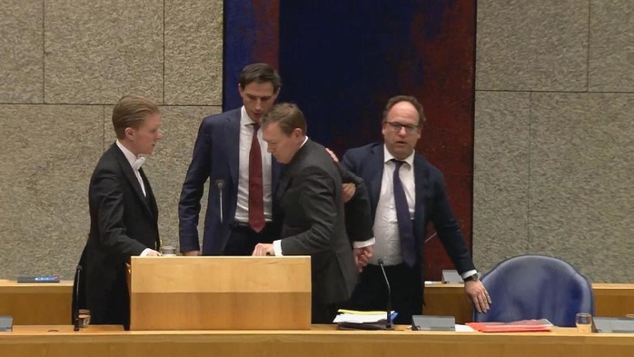Ngất xỉu khi phát biểu về Covid-19, Bộ trưởng Hà Lan từ chức - Ảnh 1.