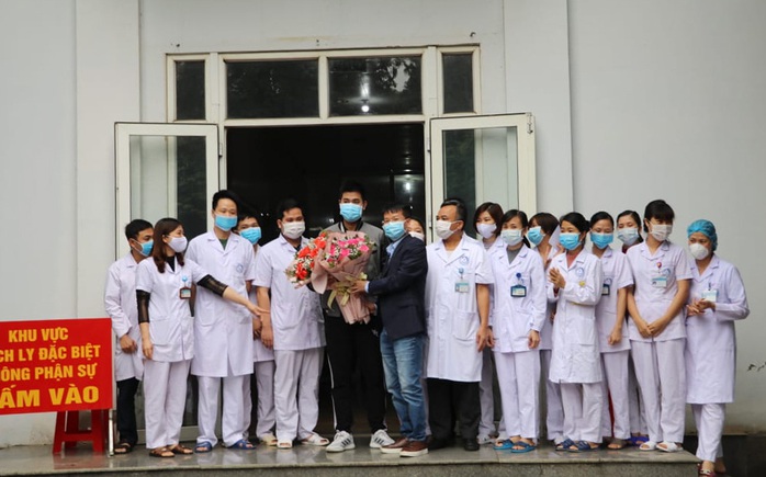 Bệnh nhân Covid-19 thứ 18 ở Ninh Bình hoàn toàn khỏe mạnh xuất viện - Ảnh 2.