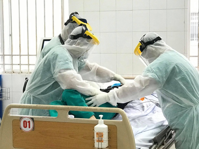 2 nhân viên y tế đầu tiên ở Việt Nam mắc Covid-19 - Ảnh 1.