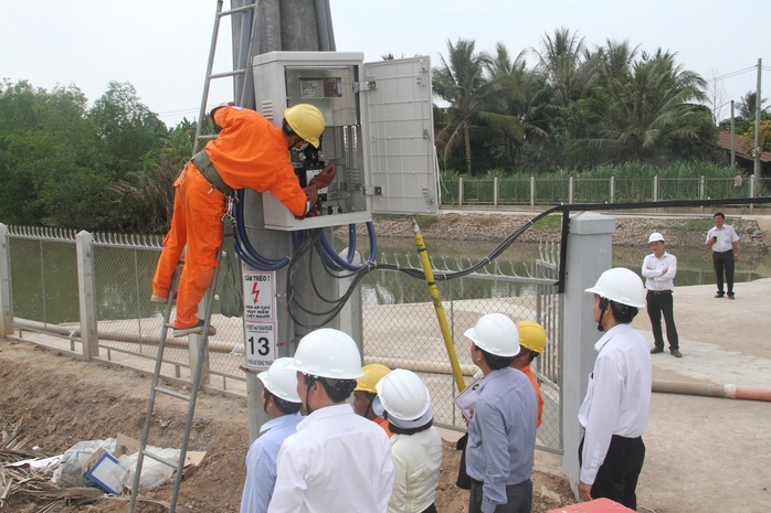 Ưu tiên cấp điện cho bà con miền Tây ứng phó hạn mặn - Ảnh 3. Ưu tiên cấp điện cho bà con miền Tây ứng phó hạn mặn - Ảnh 3.