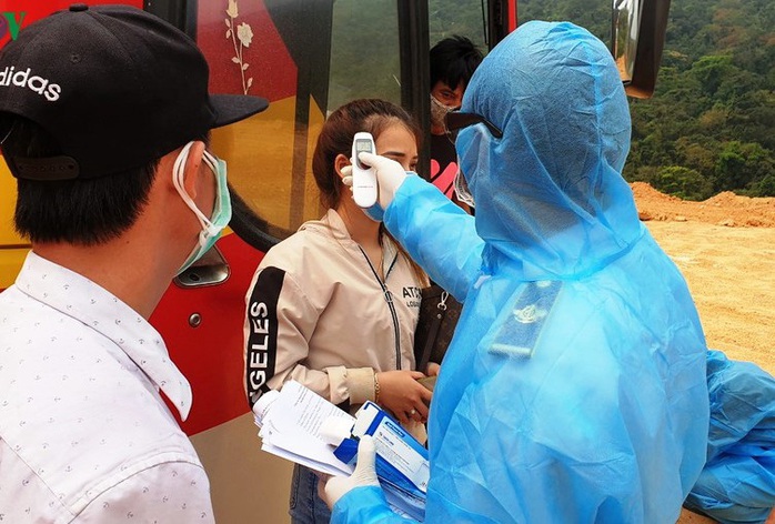 Gần 400 công dân về từ Lào, Thái Lan được cách ly tại Quảng Bình, 2 người bị sốt - Ảnh 1.