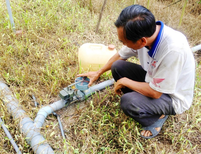 Chỉ cần bấm điện thoại, kỹ sư chân đất ở miền Tây giúp dân tiết kiệm điện  - Ảnh 1.