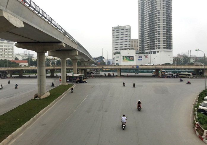 Người dân hạn chế ra đường trong dịch Covid-19, đường phố Hà Nội vắng như Tết - Ảnh 15.