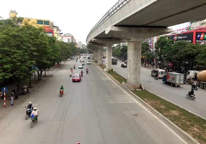 Người dân hạn chế ra đường trong dịch Covid-19, đường phố Hà Nội vắng như Tết - Ảnh 14.