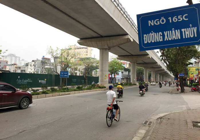 Người dân hạn chế ra đường trong dịch Covid-19, đường phố Hà Nội vắng như Tết - Ảnh 16.