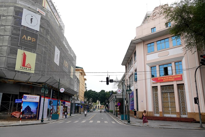 Người dân hạn chế ra đường trong dịch Covid-19, đường phố Hà Nội vắng như Tết - Ảnh 11.