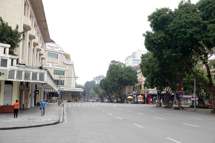 Người dân hạn chế ra đường trong dịch Covid-19, đường phố Hà Nội vắng như Tết - Ảnh 4.