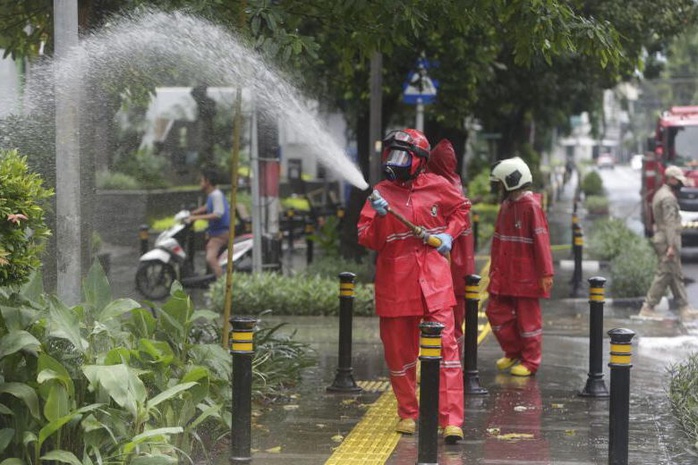 Covid-19: Jakarta hỗn loạn vì tình trạng khẩn cấp - Ảnh 3.