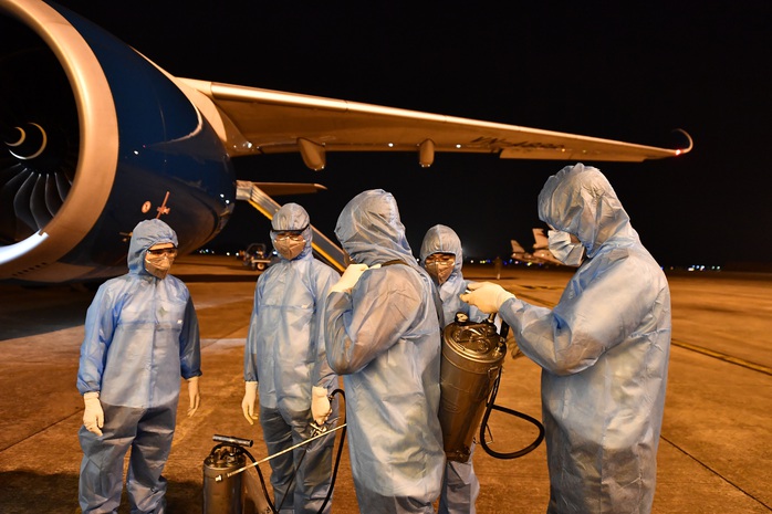 CLIP: Vietnam Airlines bắt đầu phun khử trùng toàn bộ máy bay khai thác trong ngày - Ảnh 4.