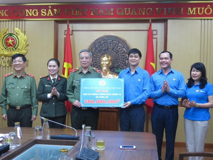 Tổng LĐLĐ Việt Nam trao 2 tỉ đồng ủng hộ các đơn vị tuyến đầu chống dịch - Ảnh 1.