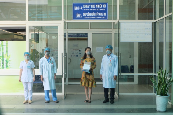 Đà Nẵng xuất viện 3 bệnh nhân mắc Covid-19: Niềm tự hào của đội ngũ y bác sĩ điều trị - Ảnh 2.