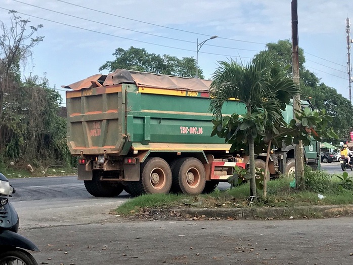 Hàng loạt xe hết hạn kiểm định, chở quá tải - Ảnh 2.