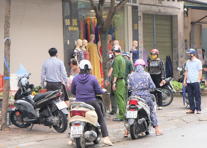 Vẫn còn hàng quán lơ chỉ đạo, mở bán trong dịch Covid-19 sáng nay 28-3 - Ảnh 17.