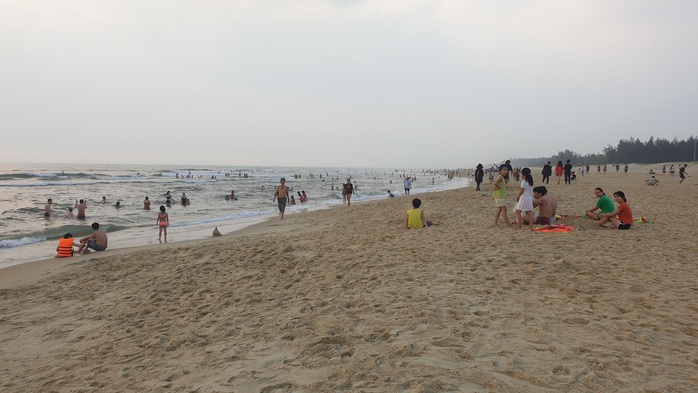Cấm tụ tập nhưng cả ngàn người ở Quảng Nam vẫn kéo nhau tắm biển - Ảnh 6.
