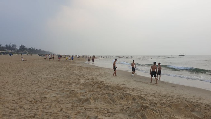 Cấm tụ tập nhưng cả ngàn người ở Quảng Nam vẫn kéo nhau tắm biển - Ảnh 11.