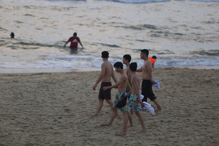 Cấm tụ tập nhưng cả ngàn người ở Quảng Nam vẫn kéo nhau tắm biển - Ảnh 9.