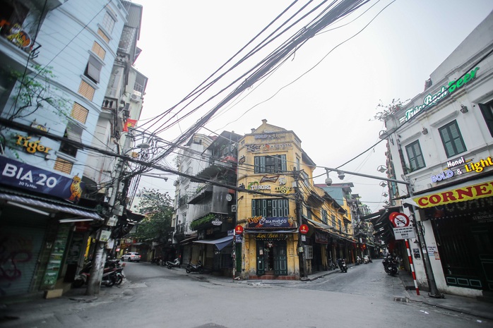 Đường xá, hàng quán vắng tanh sau yêu cầu hạn chế tụ tập nơi đông người của Thủ tướng - Ảnh 2.