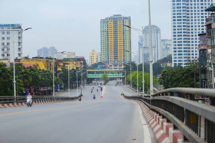 Đường xá, hàng quán vắng tanh sau yêu cầu hạn chế tụ tập nơi đông người của Thủ tướng - Ảnh 12.