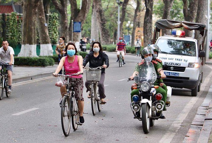 Công an mời 4 người đi tập thể dục không đeo khẩu trang về trụ sở làm việc - Ảnh 1.