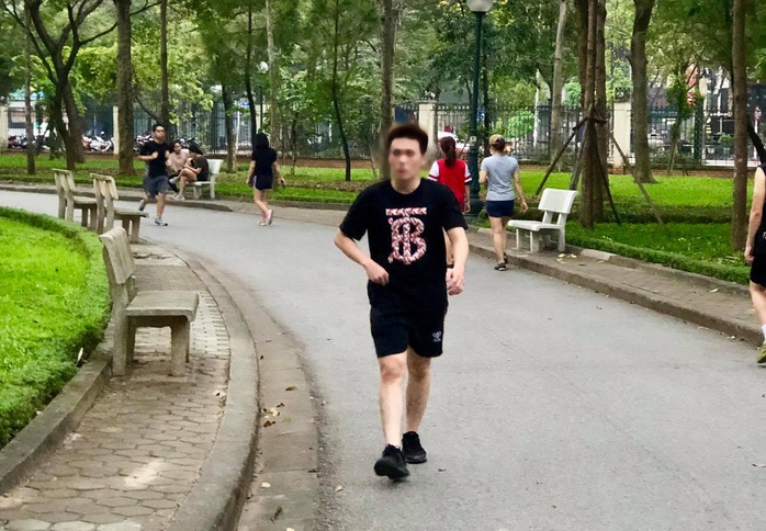 Nhiều người tập thể dục Hà Nội vẫn không đeo khẩu trang nơi công cộng - Ảnh 1.