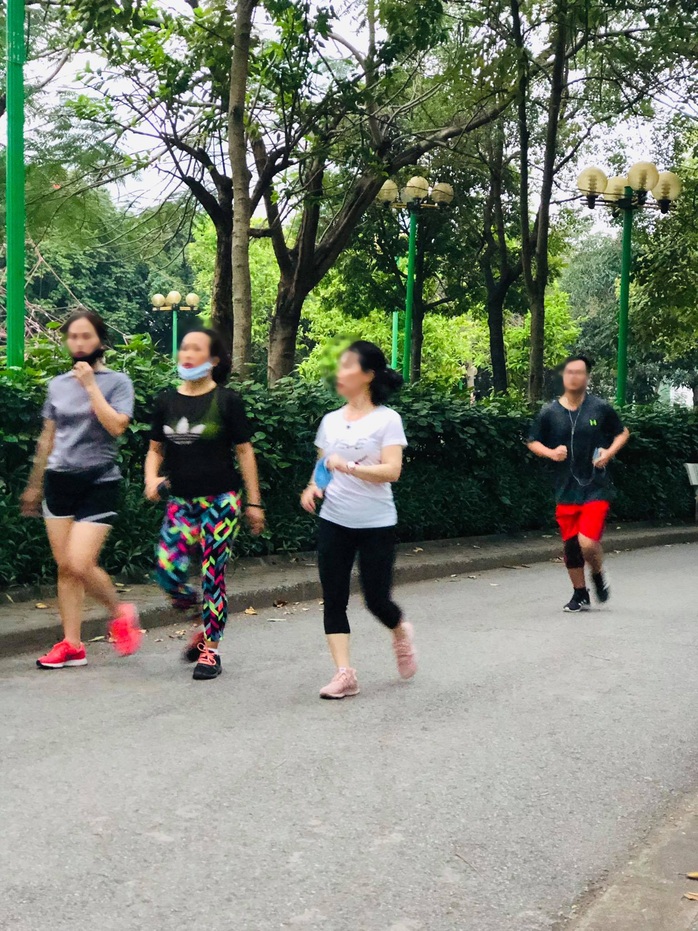 Nhiều người tập thể dục Hà Nội vẫn không đeo khẩu trang nơi công cộng - Ảnh 3.