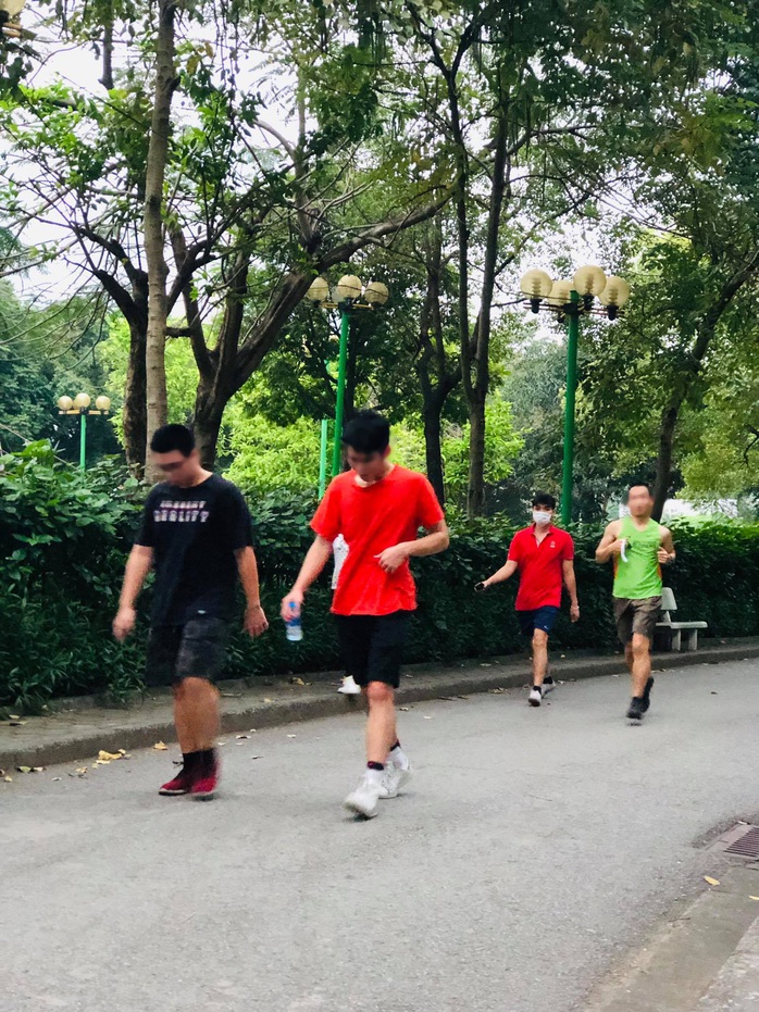 Nhiều người tập thể dục Hà Nội vẫn không đeo khẩu trang nơi công cộng - Ảnh 5.