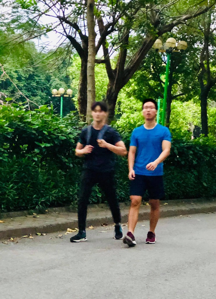Nhiều người tập thể dục Hà Nội vẫn không đeo khẩu trang nơi công cộng - Ảnh 6.
