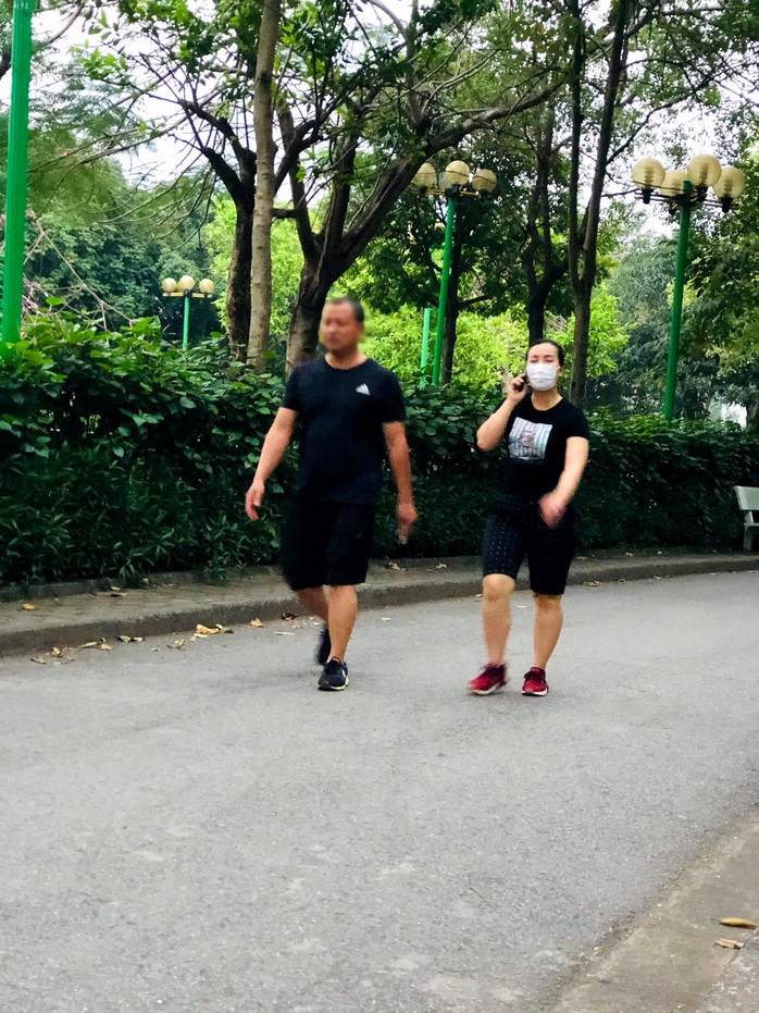 Nhiều người tập thể dục Hà Nội vẫn không đeo khẩu trang nơi công cộng - Ảnh 7.