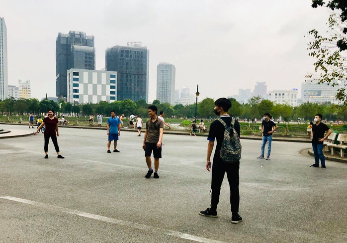 Nhiều người tập thể dục Hà Nội vẫn không đeo khẩu trang nơi công cộng - Ảnh 9.
