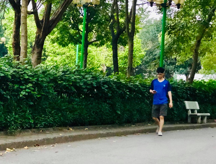 Nhiều người tập thể dục Hà Nội vẫn không đeo khẩu trang nơi công cộng - Ảnh 8.