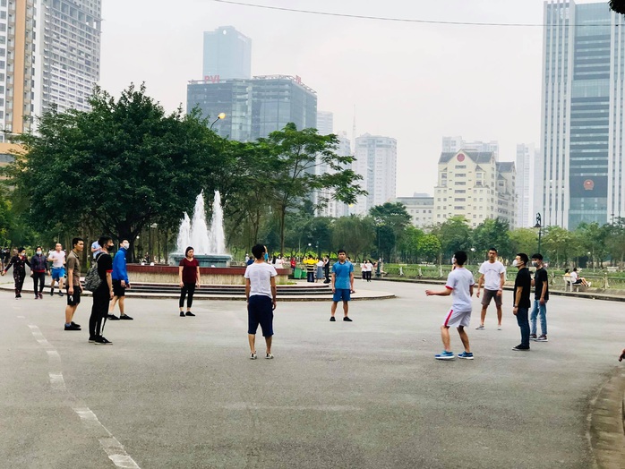 Nhiều người tập thể dục Hà Nội vẫn không đeo khẩu trang nơi công cộng - Ảnh 2.