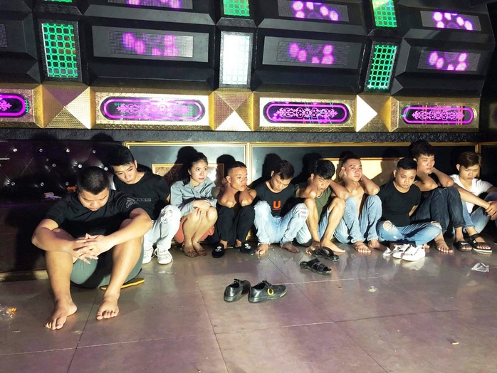 10 thanh niên nam, nữ tổ chức đại tiệc sinh nhật bằng ma túy trong quán karaoke - Ảnh 1.