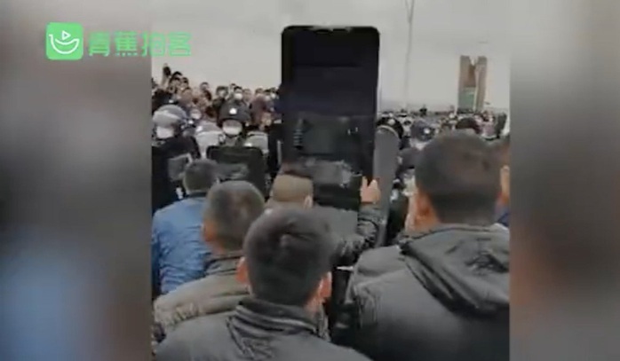 Cảnh sát, người dân Trung Quốc xô đẩy nhau sau lệnh bỏ phong tỏa Hồ Bắc - Giang Tây - Ảnh 2.