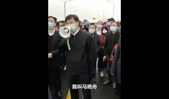 Cảnh sát, người dân Trung Quốc xô đẩy nhau sau lệnh bỏ phong tỏa Hồ Bắc - Giang Tây - Ảnh 3.