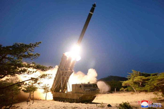 Triều Tiên xác nhận thử tên lửa đa nòng “khổng lồ” - Ảnh 1.