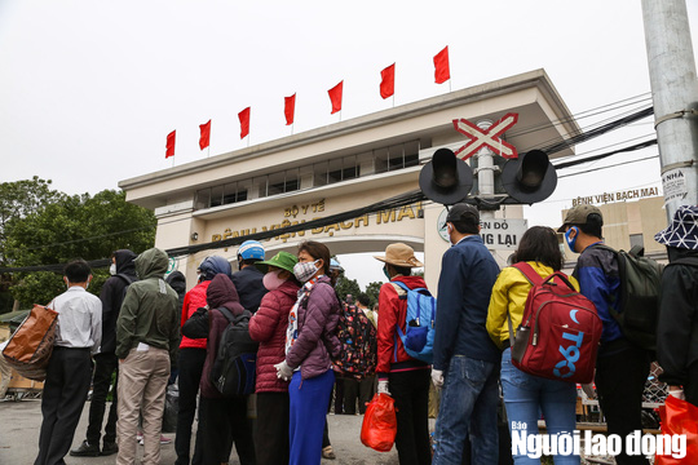 CLIP: Bệnh nhân xếp hàng dài trước cổng bệnh viện Bạch Mai để vào chạy thận - Ảnh 4.