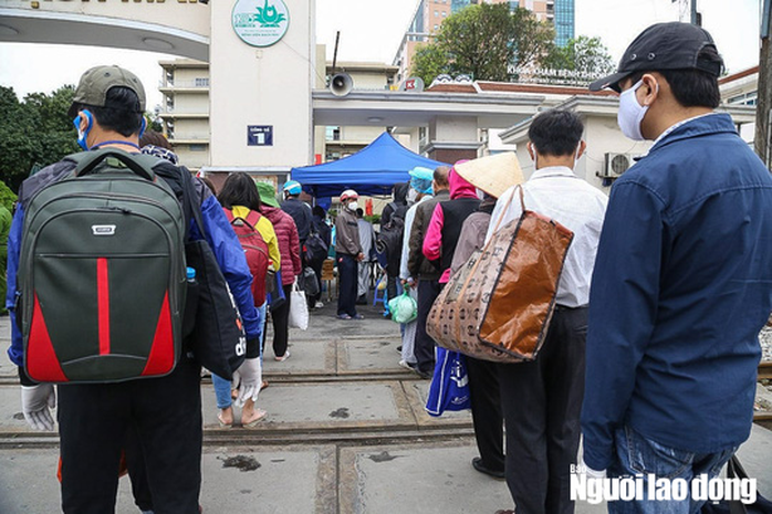 CLIP: Bệnh nhân xếp hàng dài trước cổng bệnh viện Bạch Mai để vào chạy thận - Ảnh 9.