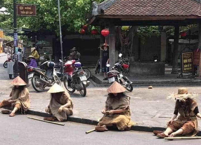 Công an vào cuộc làm rõ nhóm người diễn trò ăn xin phản cảm ở Hội An - Ảnh 1.