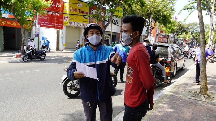 VIDEO: Dựng hiện trường vụ dùng đá ném vỡ hàng chục kính xe ô tô - Ảnh 3.